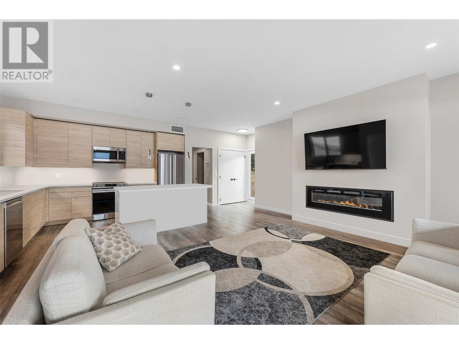 3645 Mckinley Beach Drive, Kelowna, BC - Indoor Photo Showing Living Room With Fireplace