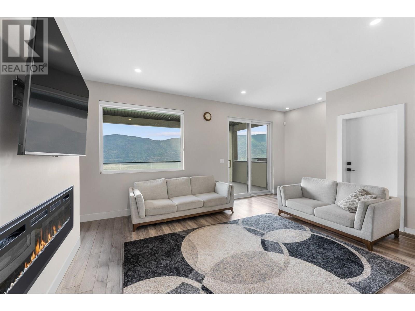 3645 Mckinley Beach Drive, Kelowna, BC - Indoor Photo Showing Living Room With Fireplace