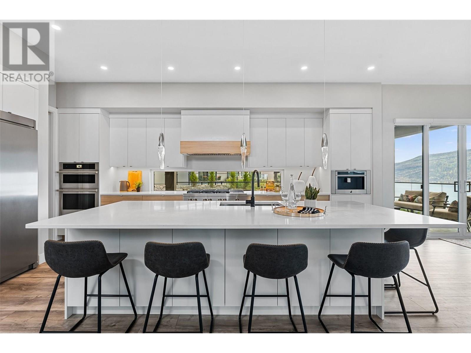 3645 Mckinley Beach Drive, Kelowna, BC - Indoor Photo Showing Kitchen With Upgraded Kitchen