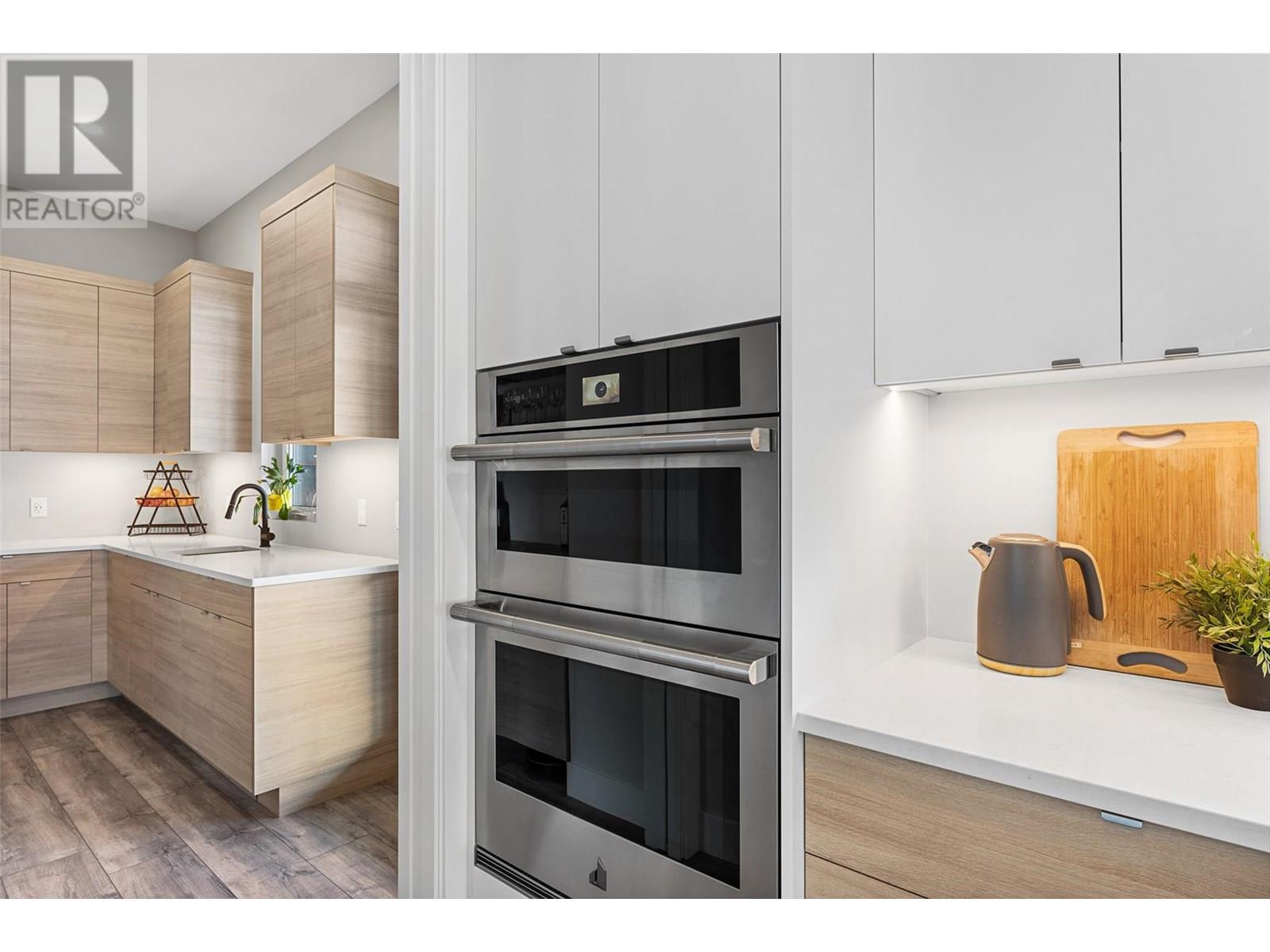3645 Mckinley Beach Drive, Kelowna, BC - Indoor Photo Showing Kitchen