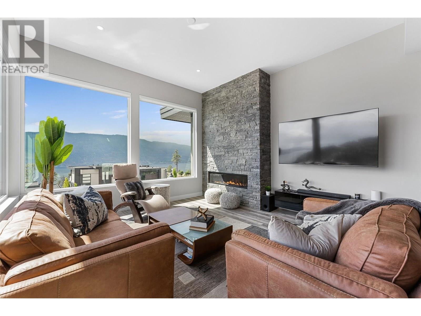 3645 Mckinley Beach Drive, Kelowna, BC - Indoor Photo Showing Living Room With Fireplace