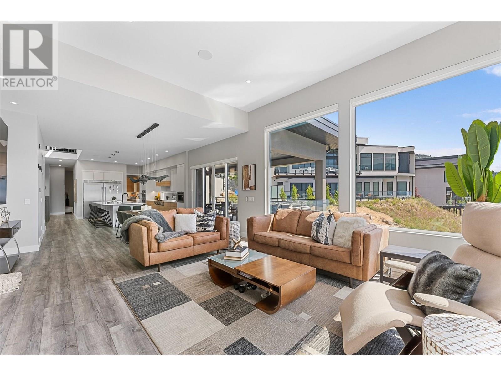 3645 Mckinley Beach Drive, Kelowna, BC - Indoor Photo Showing Living Room