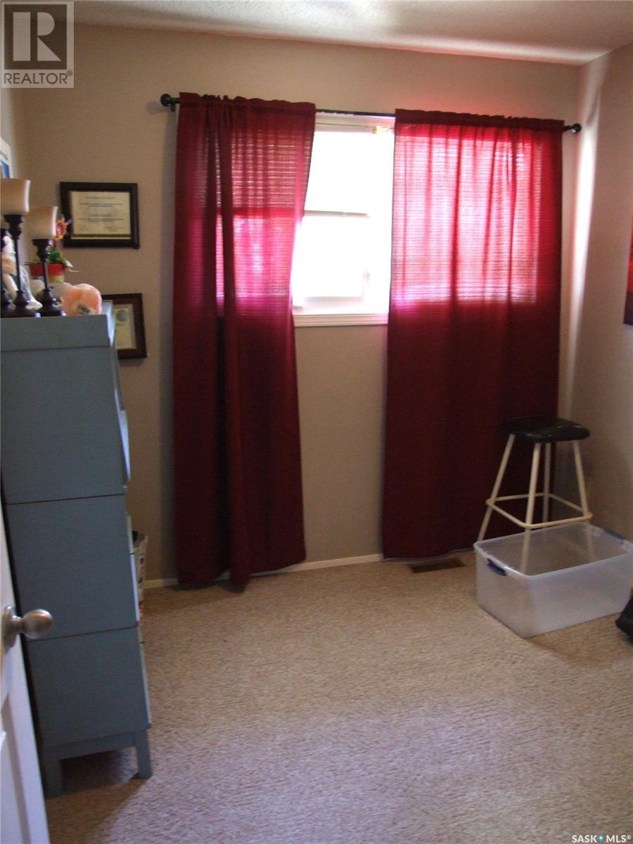 114 3Rd Street E, Leader, SK - Indoor