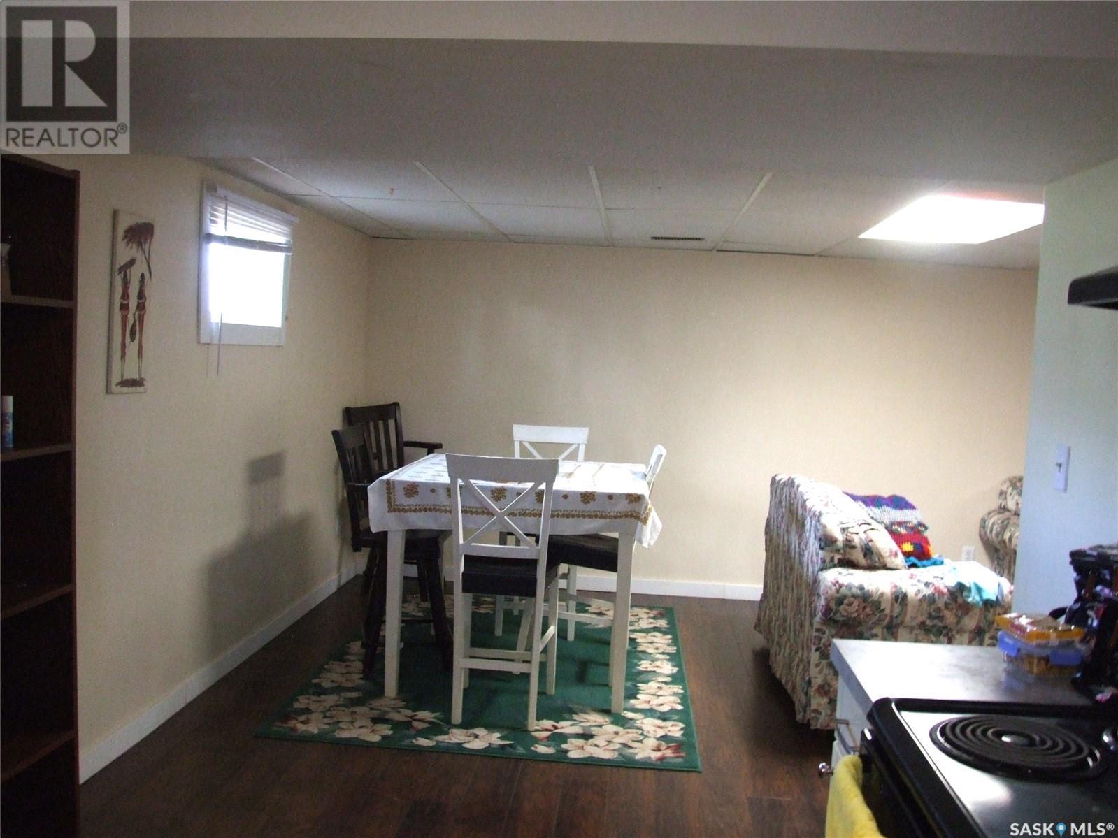 114 3Rd Street E, Leader, SK - Indoor