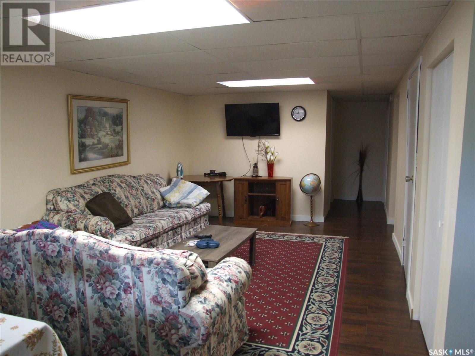 114 3Rd Street E, Leader, SK - Indoor