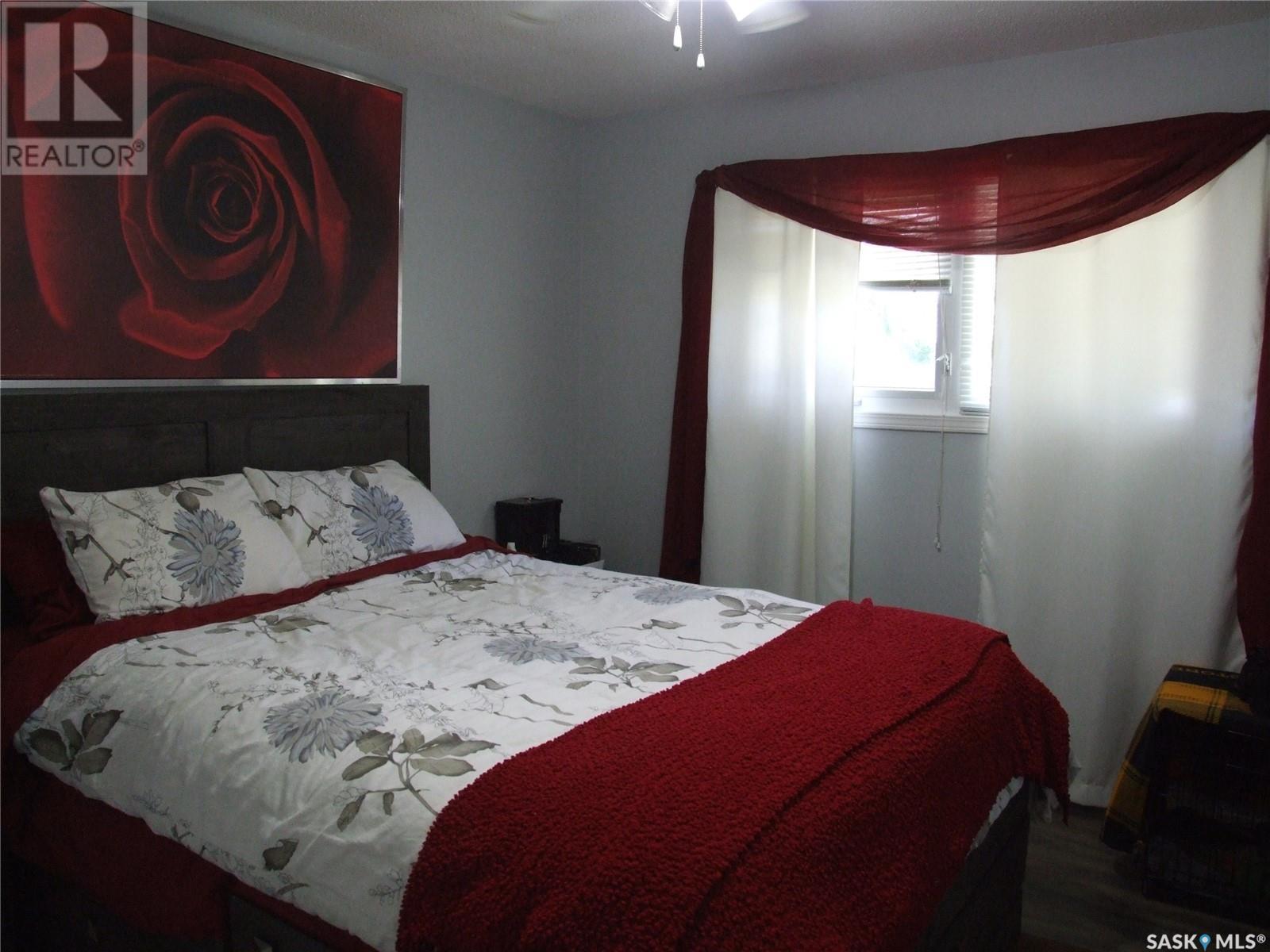 114 3Rd Street E, Leader, SK - Indoor Photo Showing Bedroom