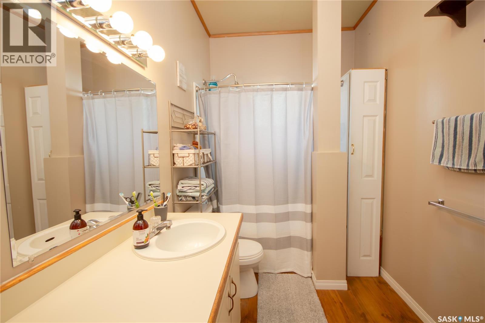 407 2Nd Street E, Wilkie, SK - Indoor Photo Showing Bathroom