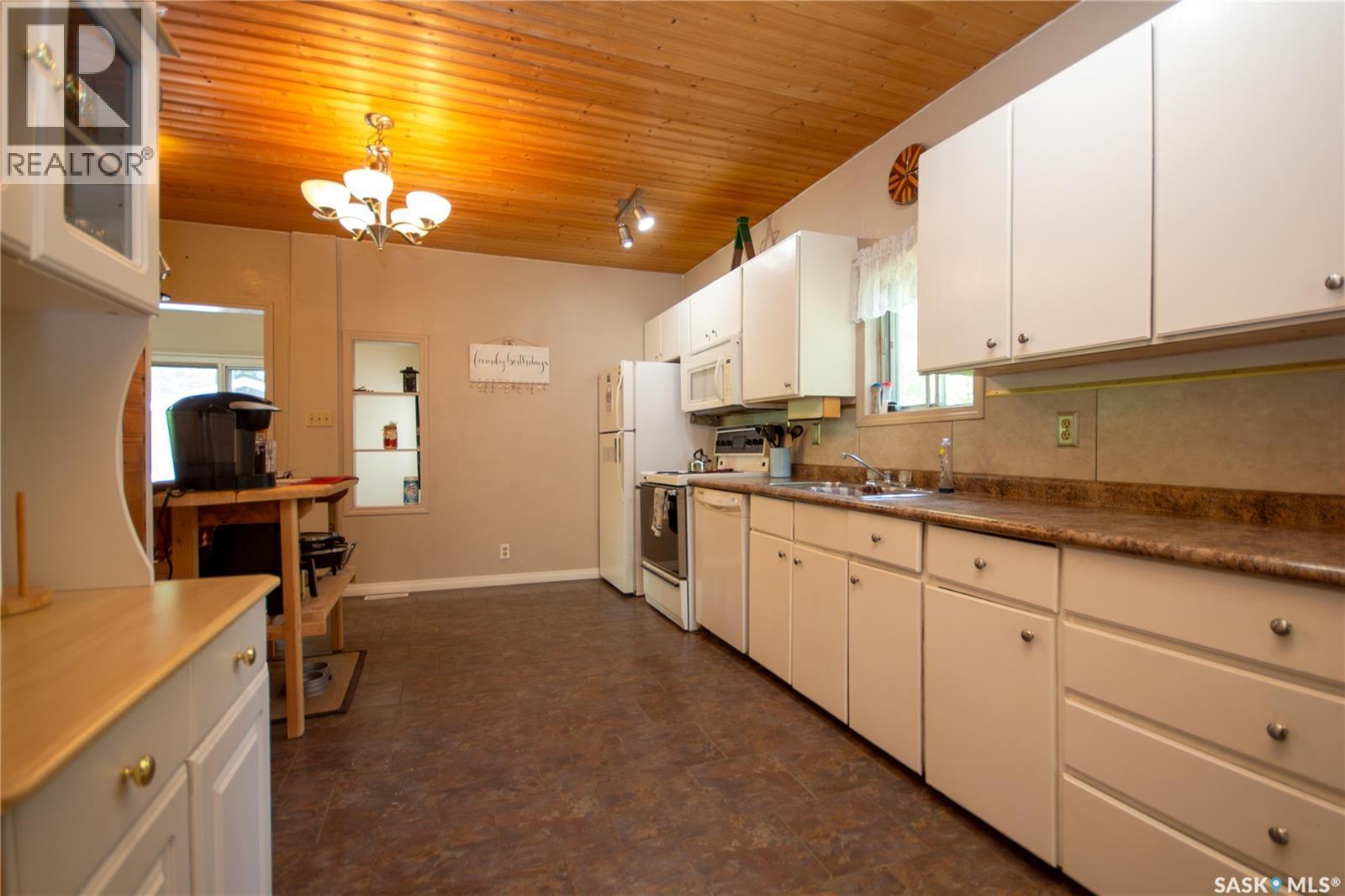 407 2Nd Street E, Wilkie, SK - Indoor Photo Showing Kitchen With Double Sink