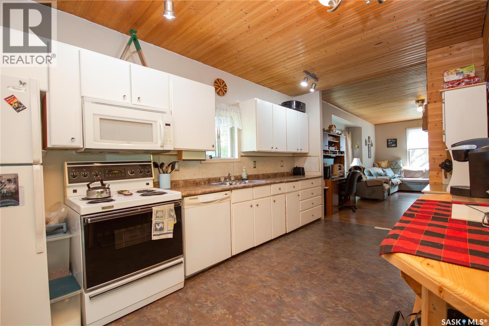 407 2Nd Street E, Wilkie, SK - Indoor Photo Showing Kitchen