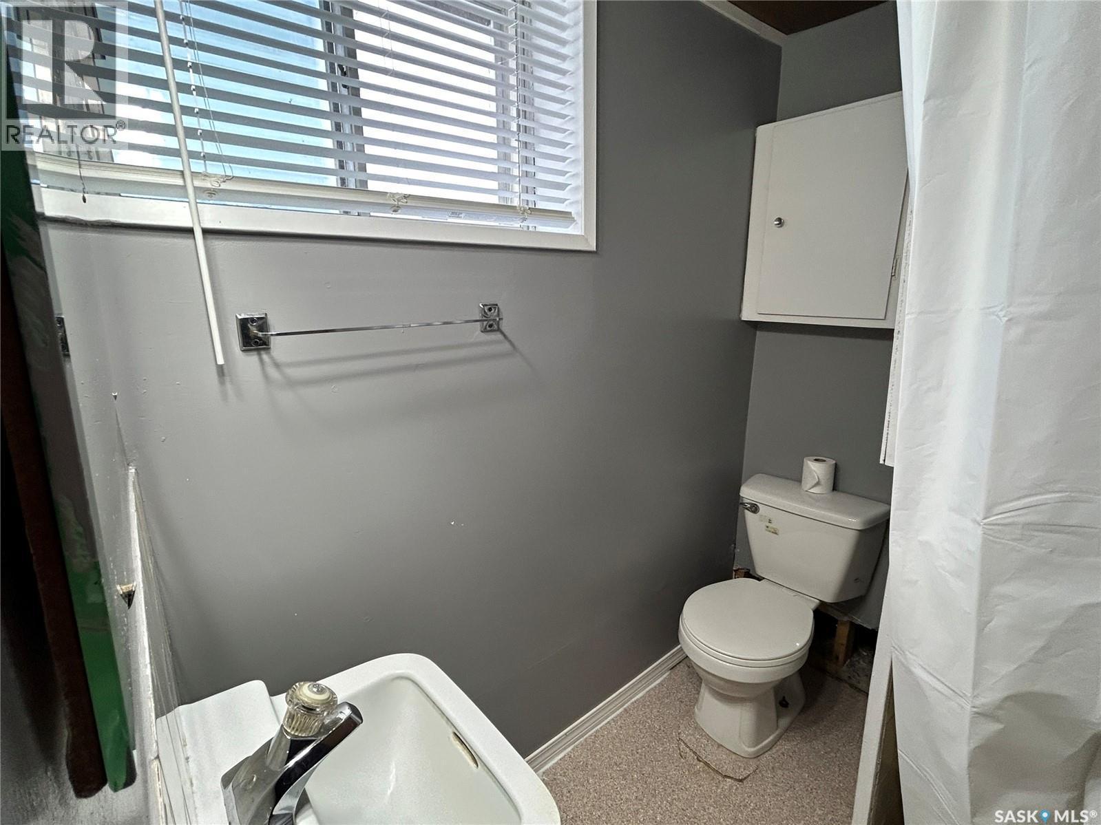 407 2Nd Street E, Wilkie, SK - Indoor Photo Showing Bathroom