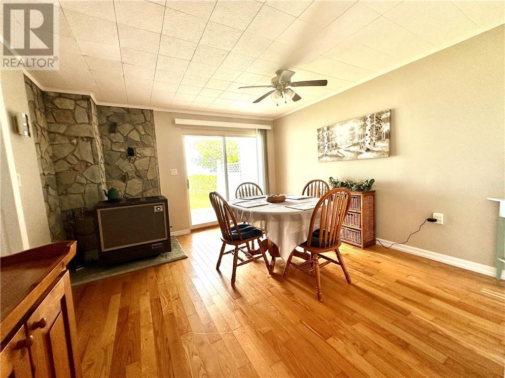 1393 A & B Highway 551, Mindemoya, Manitoulin Island, ON - Indoor Photo Showing Dining Room