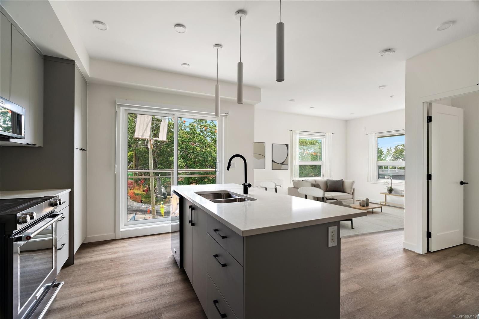 B407-1102 Esquimalt Rd, Esquimalt, BC - Indoor Photo Showing Kitchen With Double Sink With Upgraded Kitchen