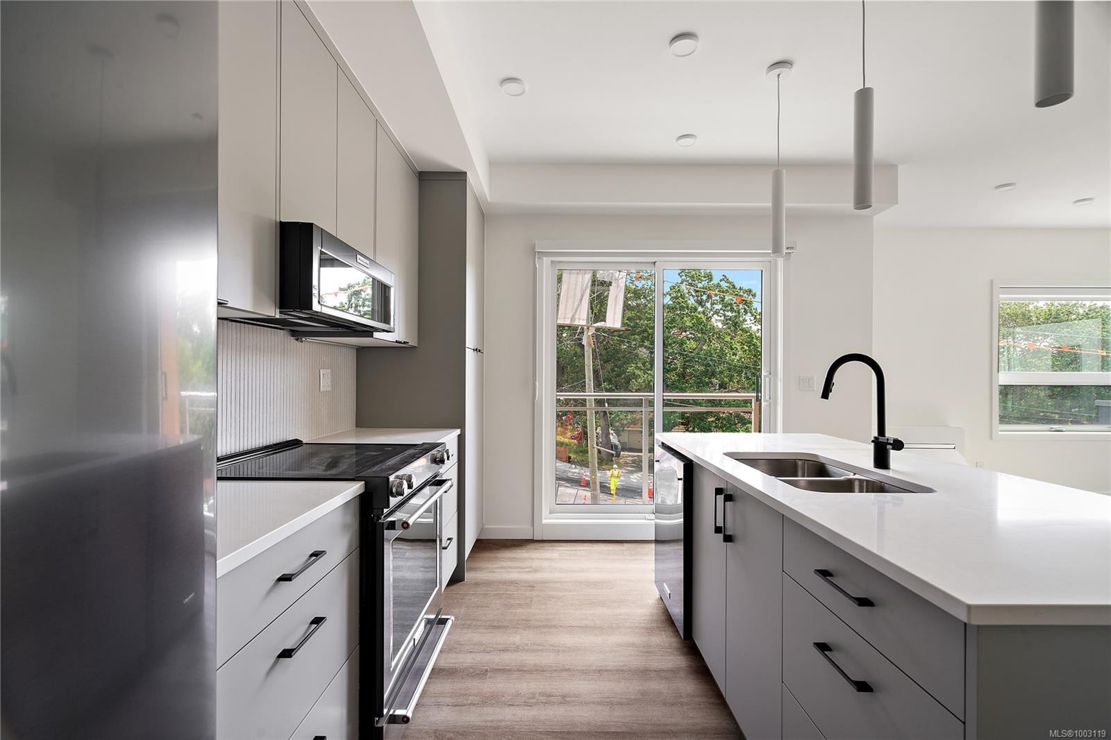 B407-1102 Esquimalt Rd, Esquimalt, BC - Indoor Photo Showing Kitchen With Double Sink