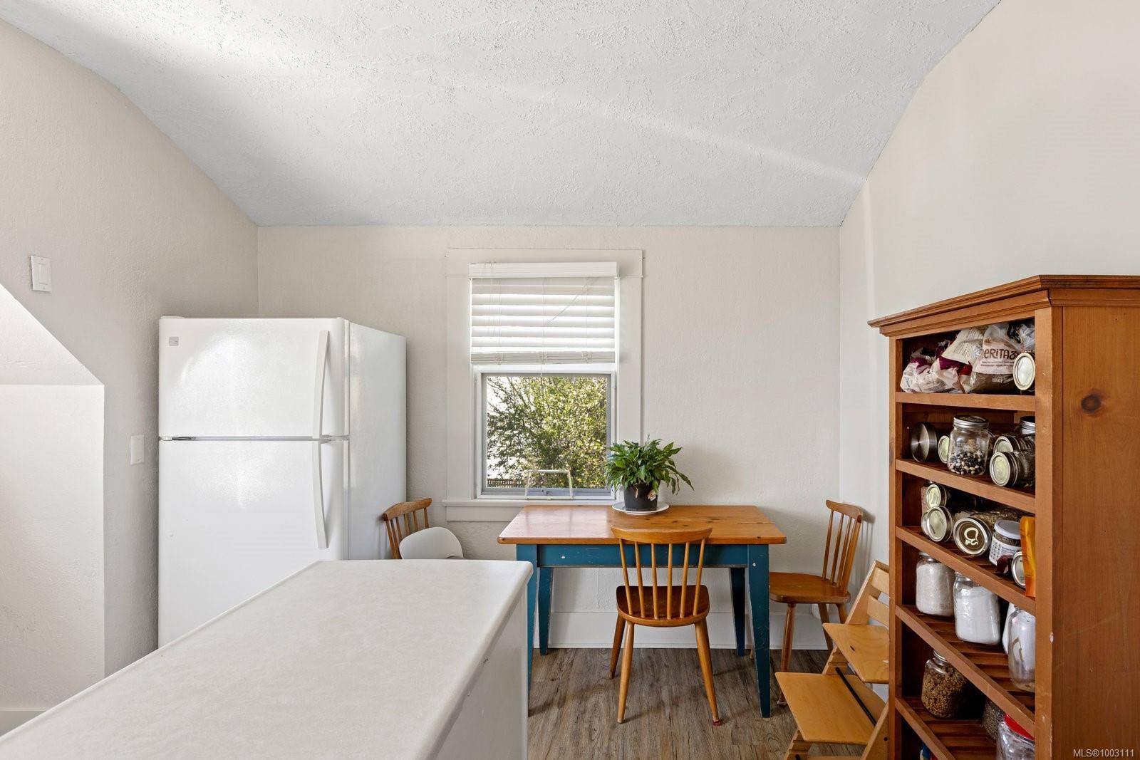 16 Howe St, Victoria, BC - Indoor