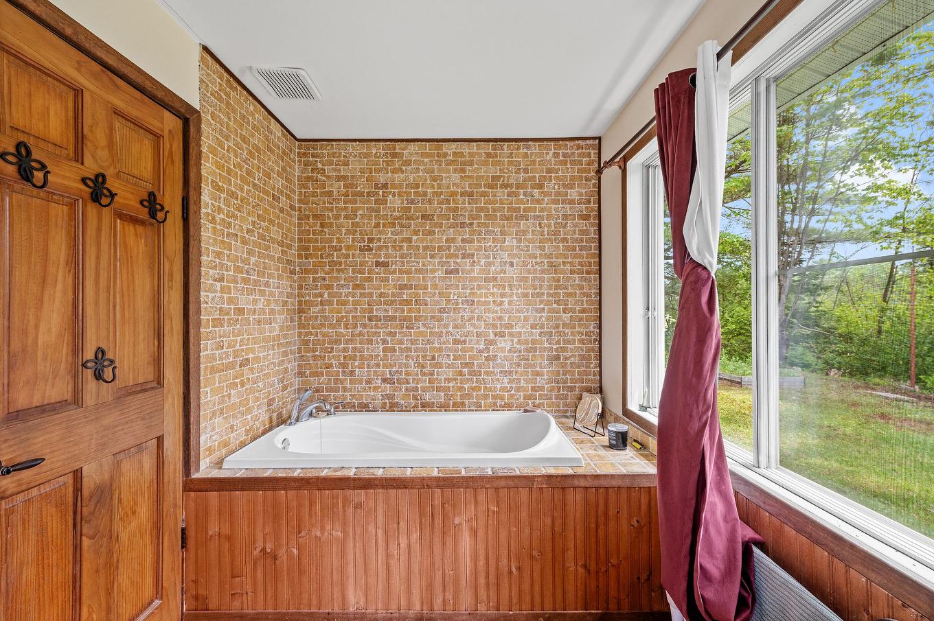 Bathroom - 2301 Rue St-Hilaire, Val-Morin, QC - Indoor Photo Showing Bathroom