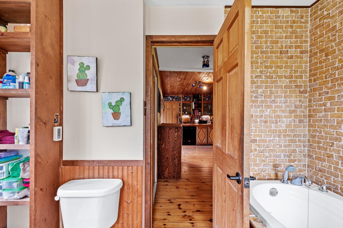 Bathroom - 2301 Rue St-Hilaire, Val-Morin, QC - Indoor Photo Showing Bathroom