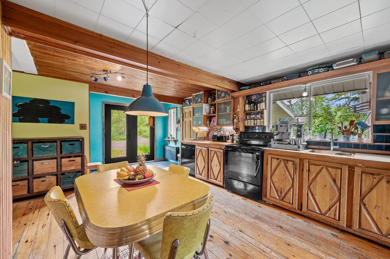 Kitchen - 2301 Rue St-Hilaire, Val-Morin, QC - Indoor Photo Showing Dining Room