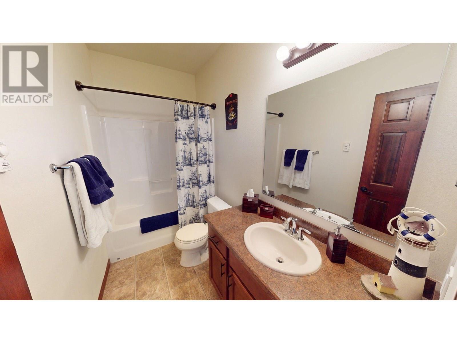 1695 Koocanusa Lake Drive, Newgate, BC - Indoor Photo Showing Bathroom