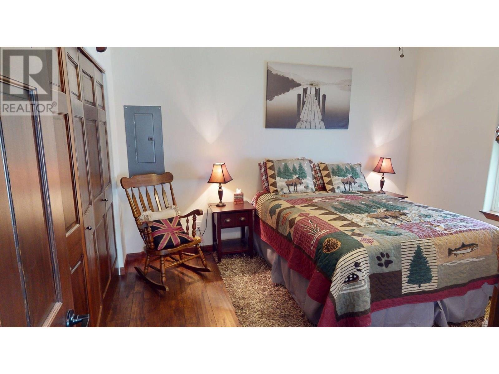 1695 Koocanusa Lake Drive, Newgate, BC - Indoor Photo Showing Bedroom