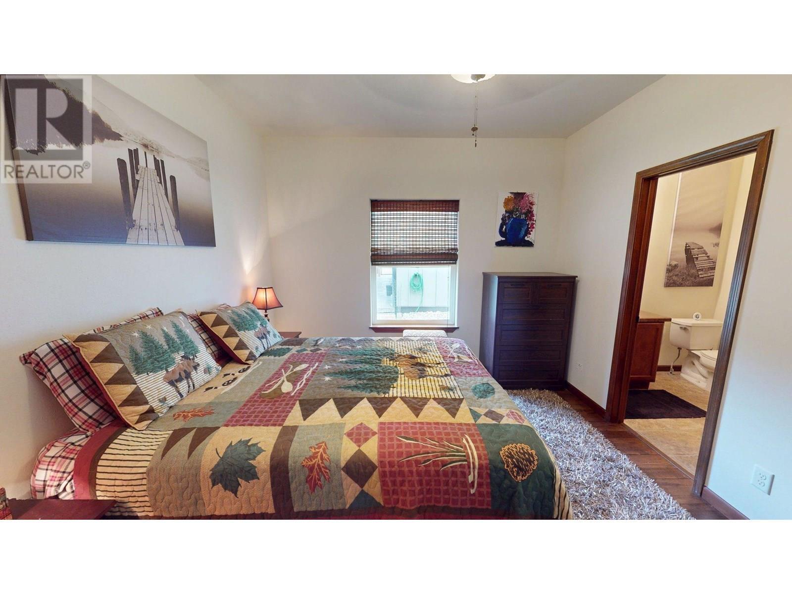 1695 Koocanusa Lake Drive, Newgate, BC - Indoor Photo Showing Bedroom