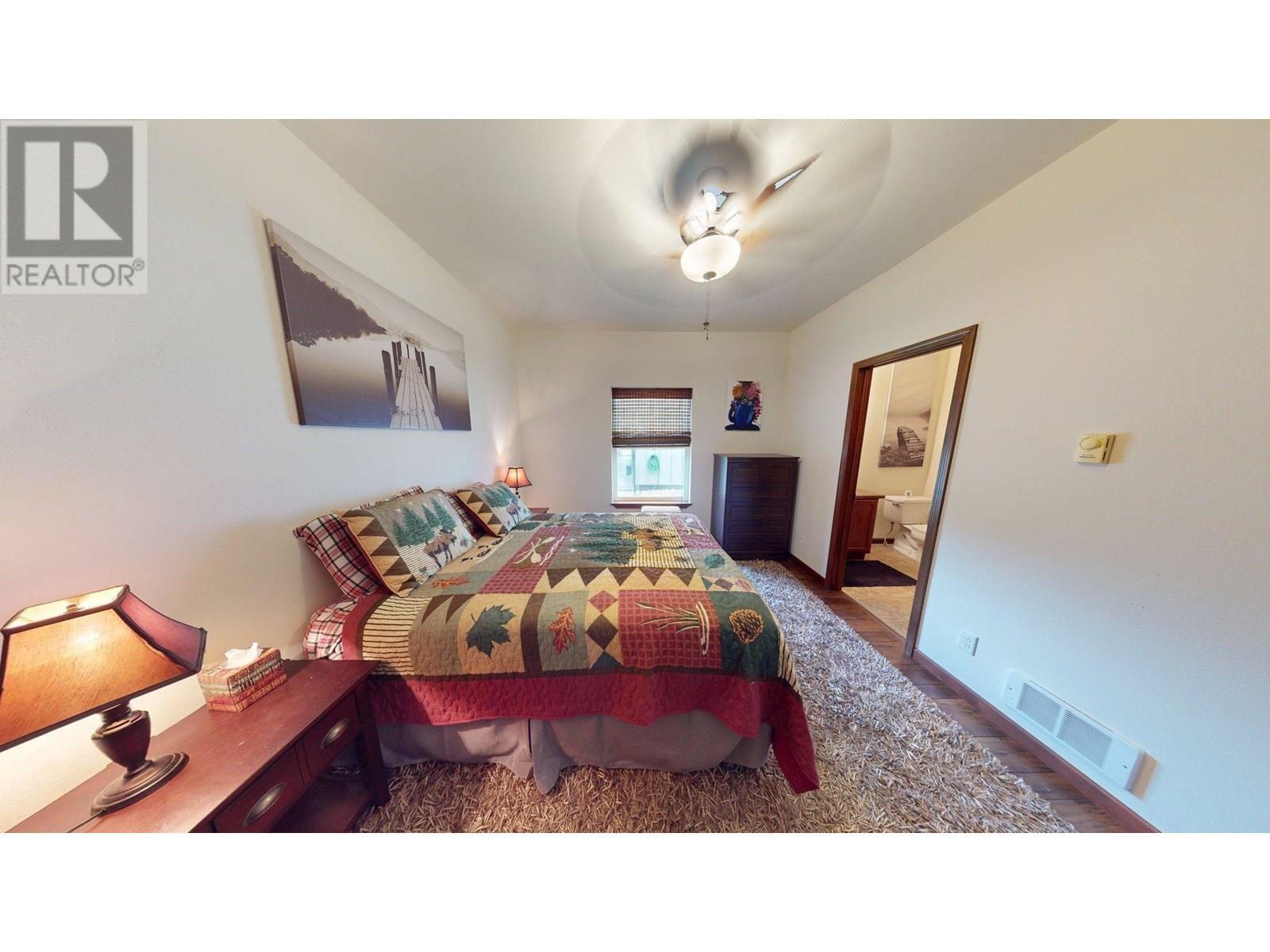 1695 Koocanusa Lake Drive, Newgate, BC - Indoor Photo Showing Bedroom