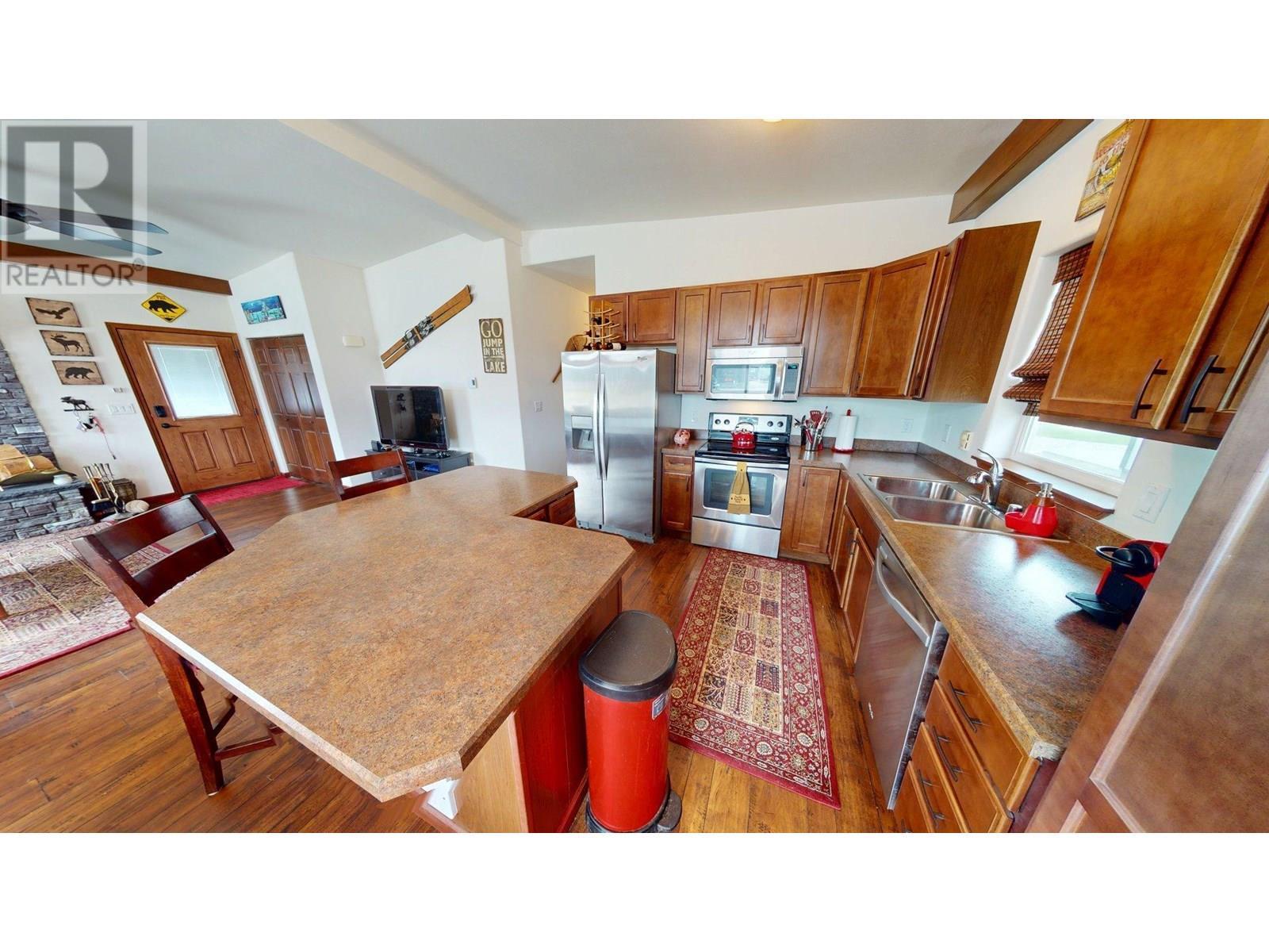 1695 Koocanusa Lake Drive, Newgate, BC - Indoor Photo Showing Kitchen With Double Sink