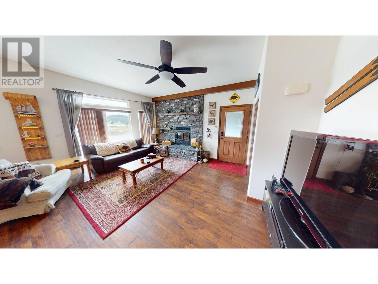 1695 Koocanusa Lake Drive, Newgate, BC - Indoor Photo Showing Living Room With Fireplace