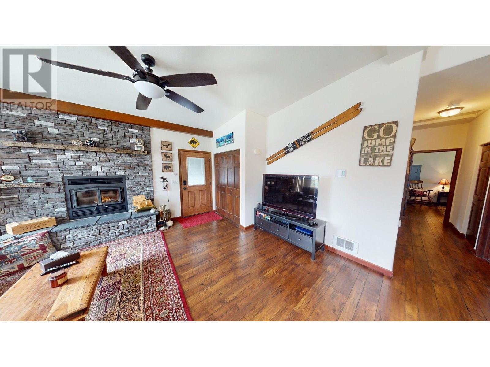 1695 Koocanusa Lake Drive, Newgate, BC - Indoor Photo Showing Living Room With Fireplace