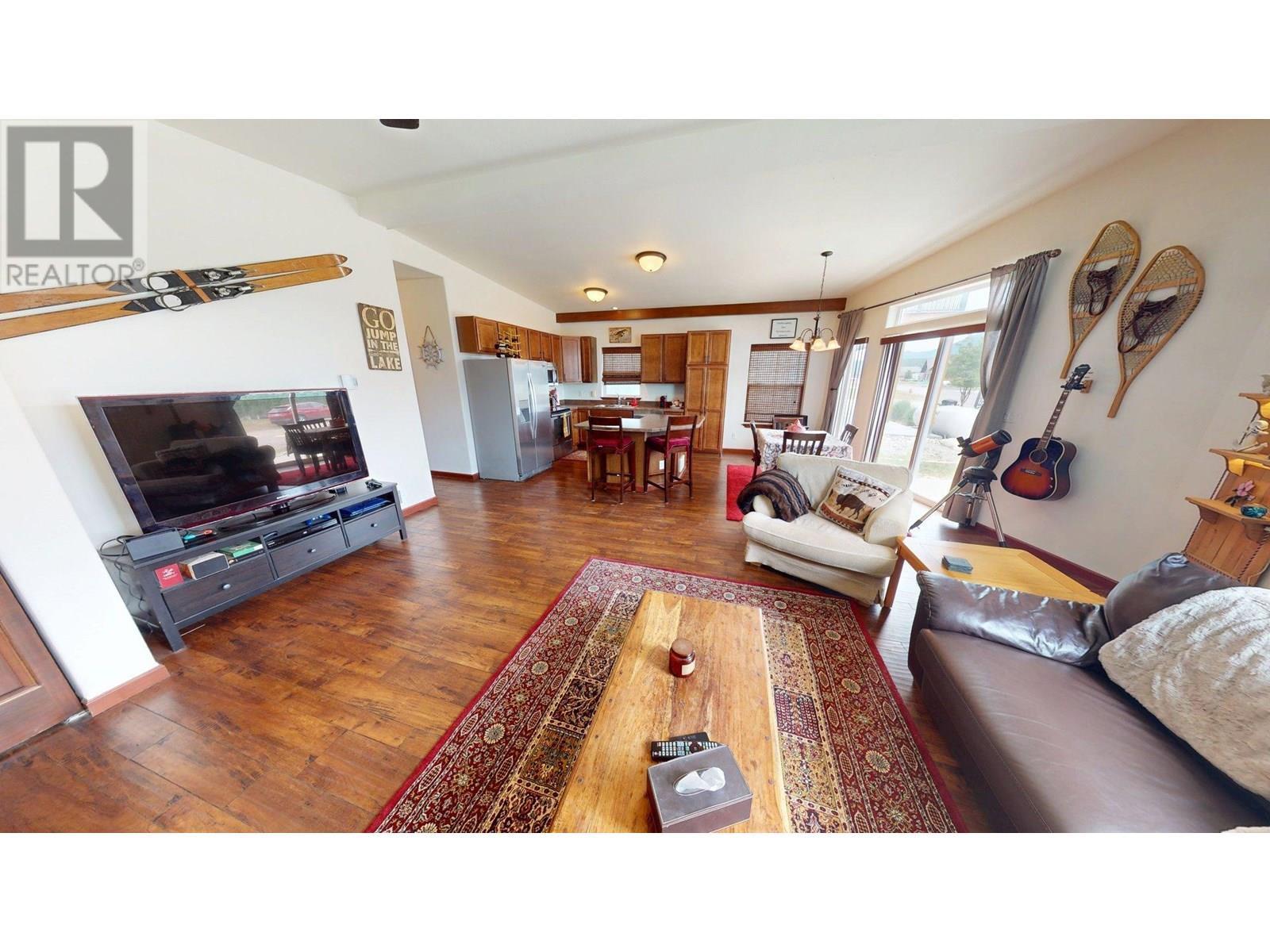 1695 Koocanusa Lake Drive, Newgate, BC - Indoor Photo Showing Living Room