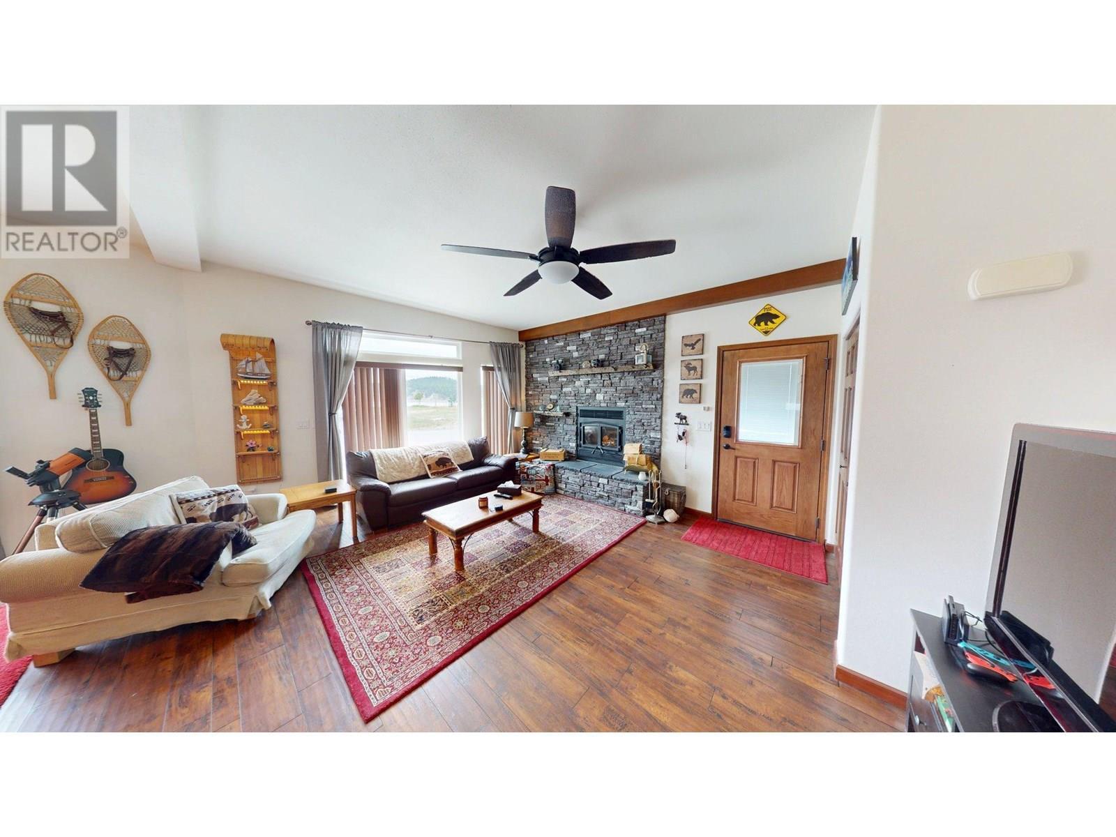 1695 Koocanusa Lake Drive, Newgate, BC - Indoor Photo Showing Living Room With Fireplace