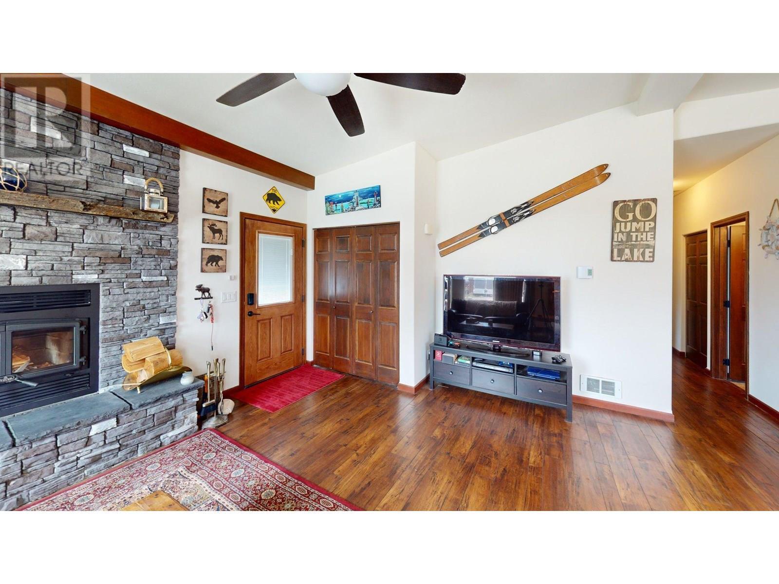 1695 Koocanusa Lake Drive, Newgate, BC - Indoor Photo Showing Living Room With Fireplace