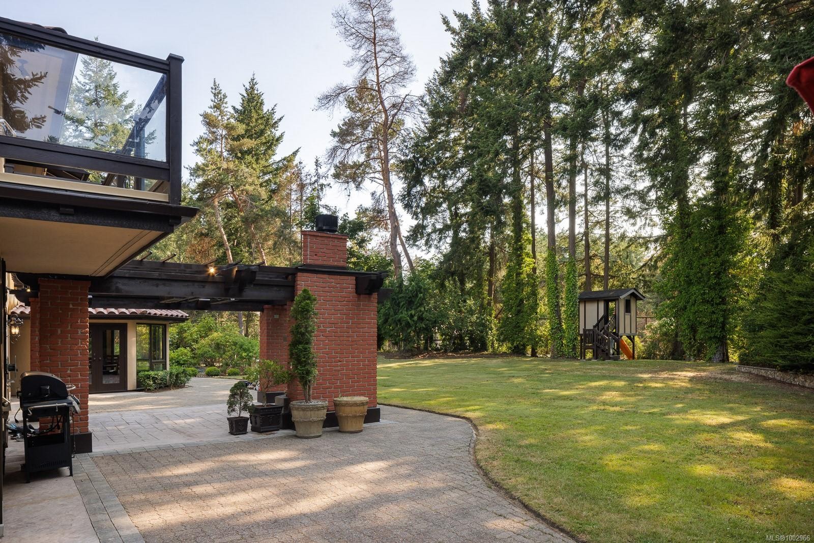 2495 Shannon Pl, Saanich, BC