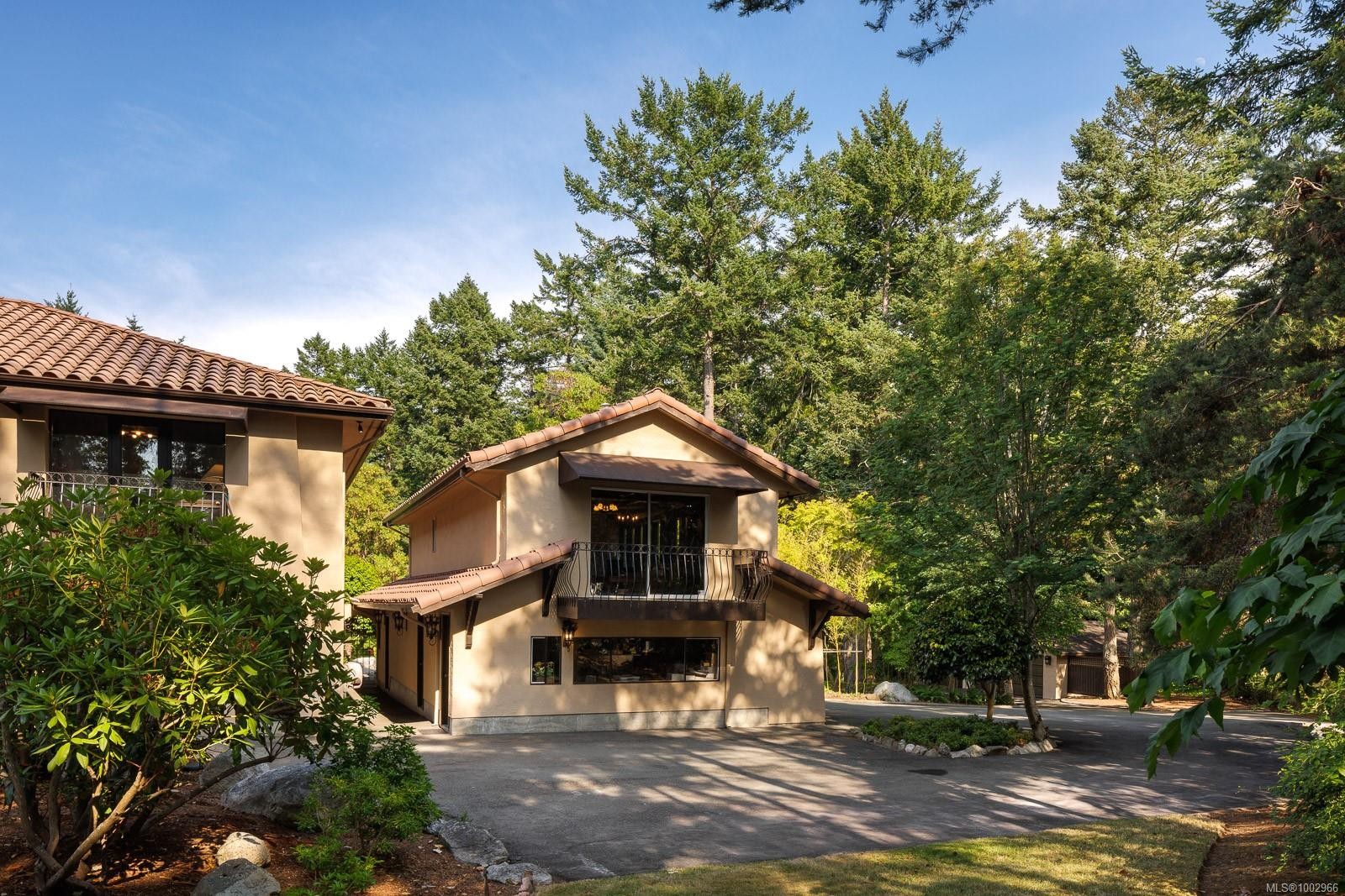 2495 Shannon Pl, Saanich, BC