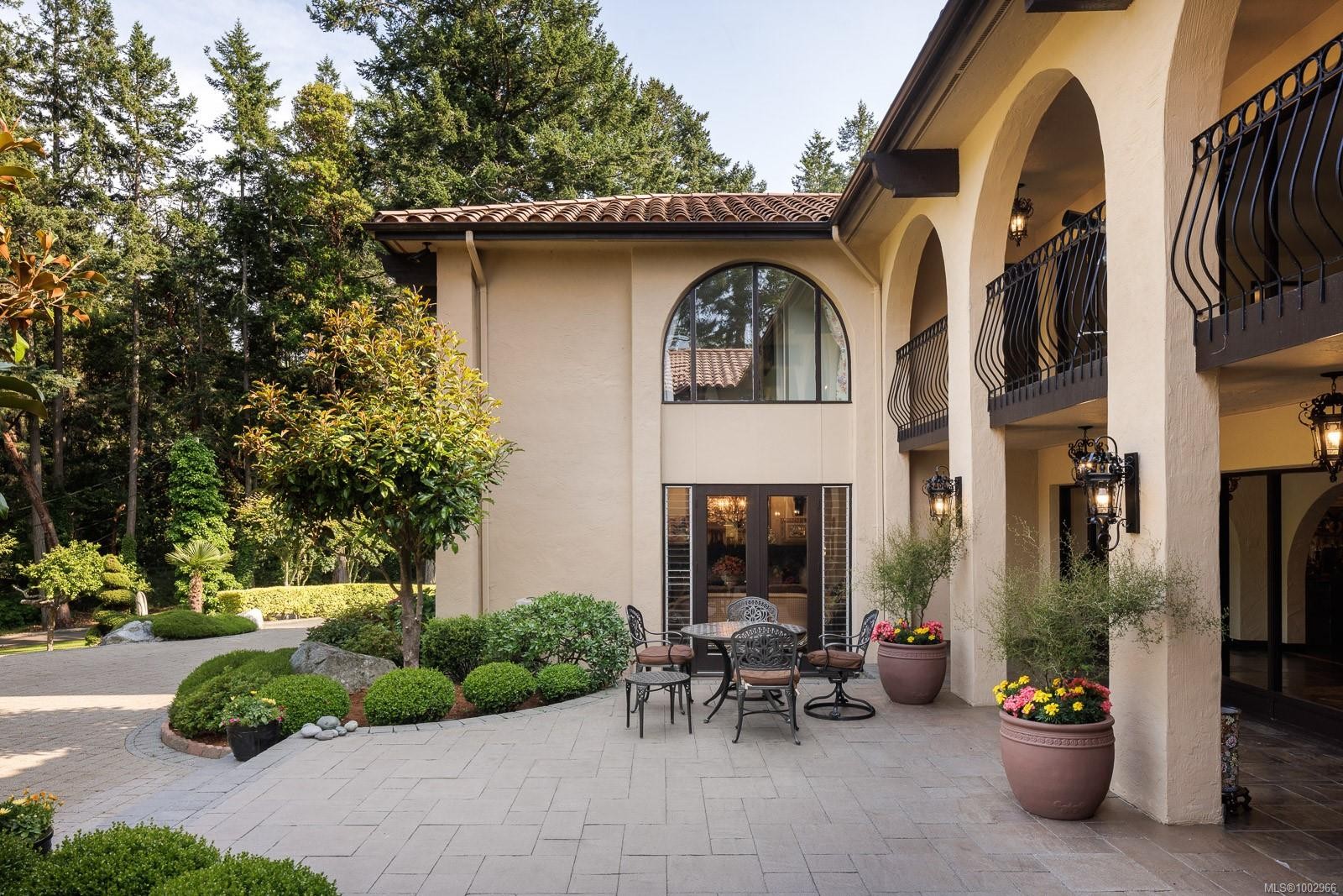 2495 Shannon Pl, Saanich, BC