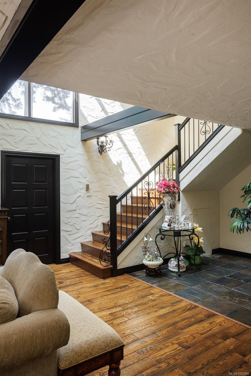 2495 Shannon Pl, Saanich, BC