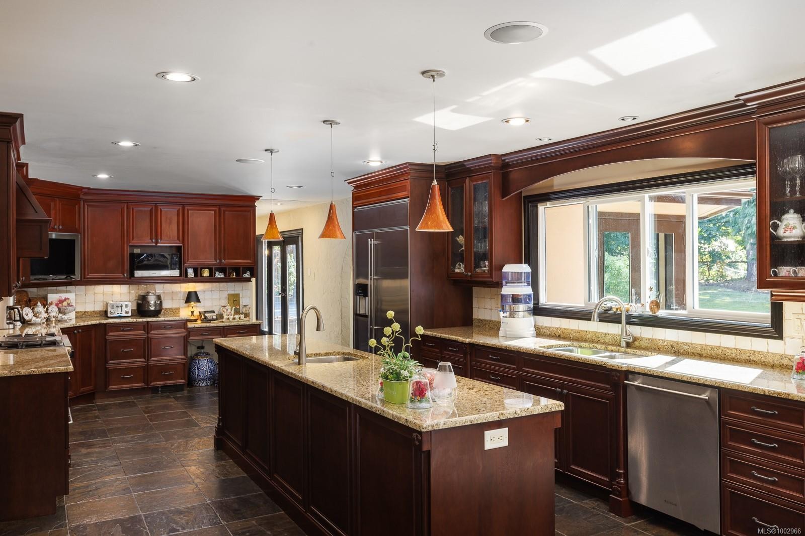 2495 Shannon Pl, Saanich, BC