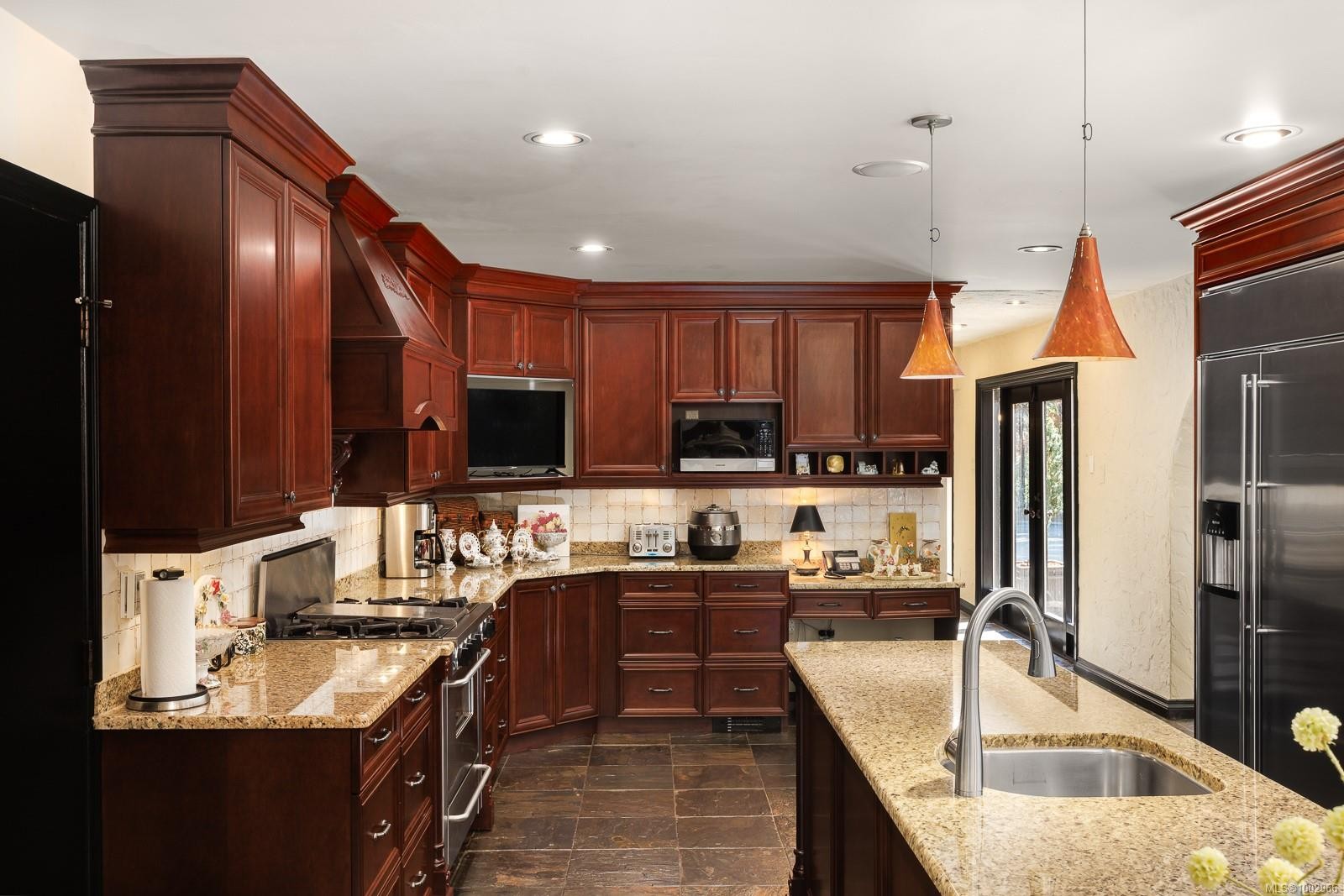 2495 Shannon Pl, Saanich, BC