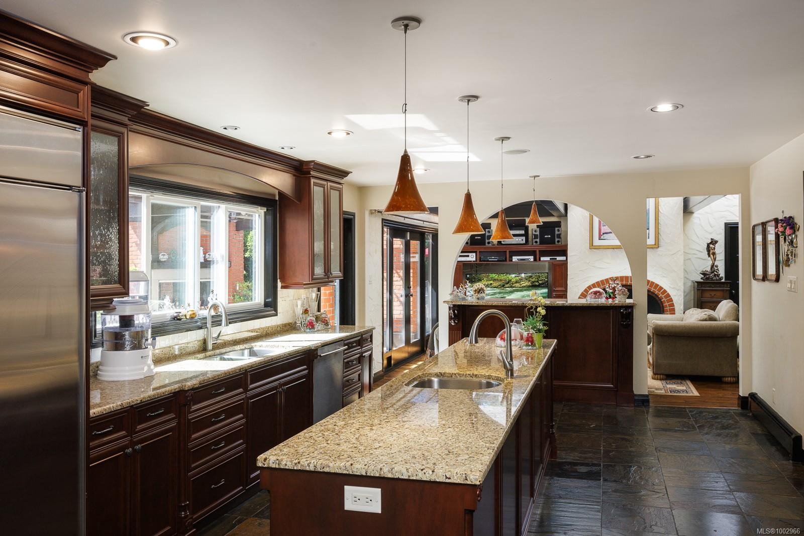 2495 Shannon Pl, Saanich, BC