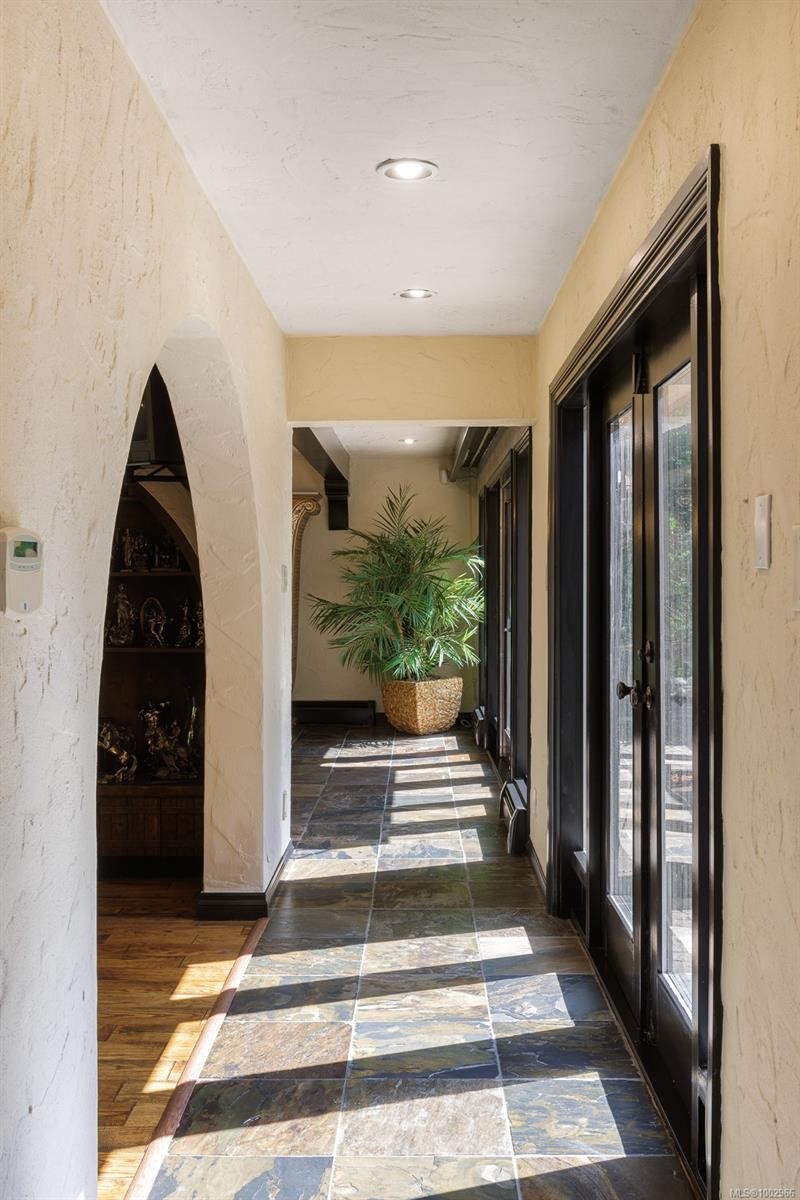 2495 Shannon Pl, Saanich, BC