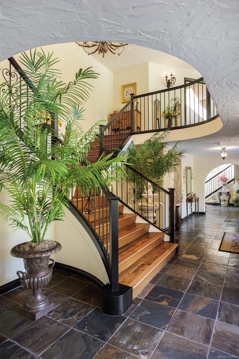 2495 Shannon Pl, Saanich, BC