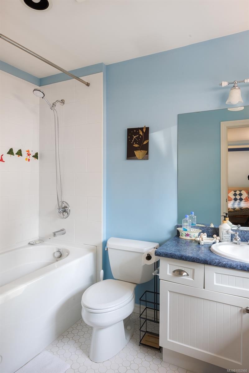 2495 Shannon Pl, Saanich, BC