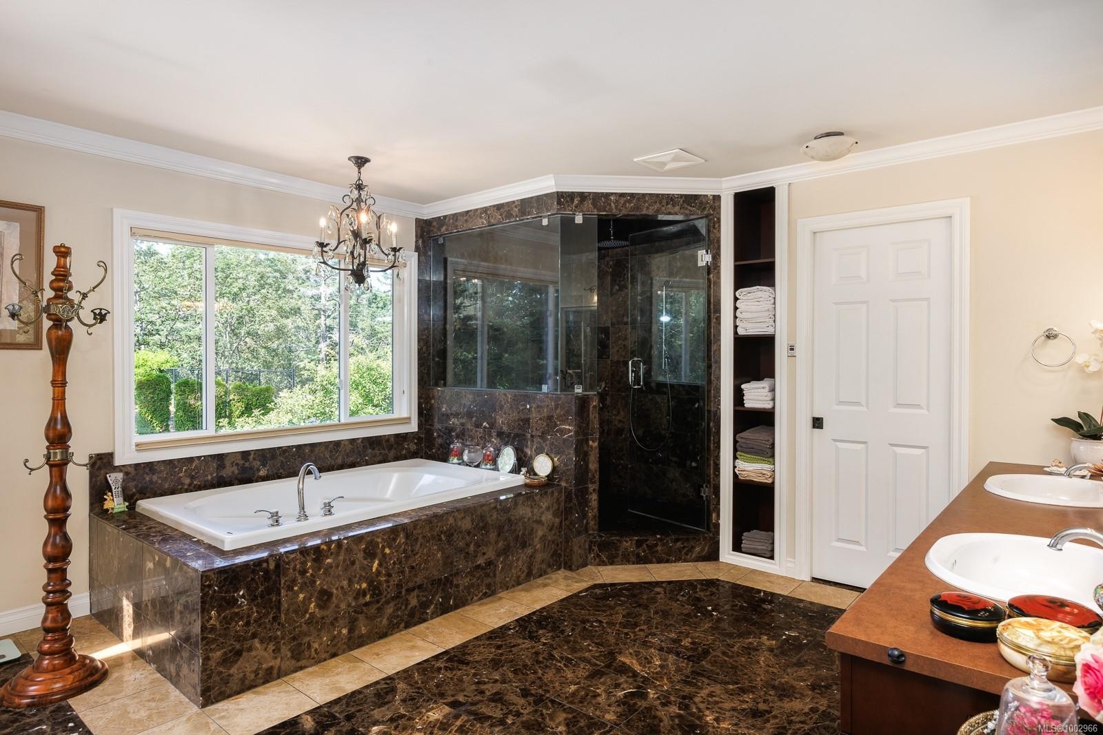 2495 Shannon Pl, Saanich, BC