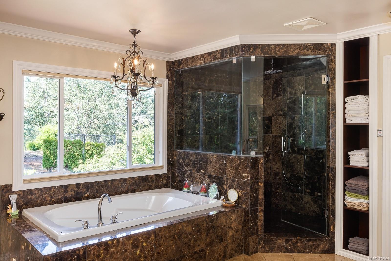 2495 Shannon Pl, Saanich, BC