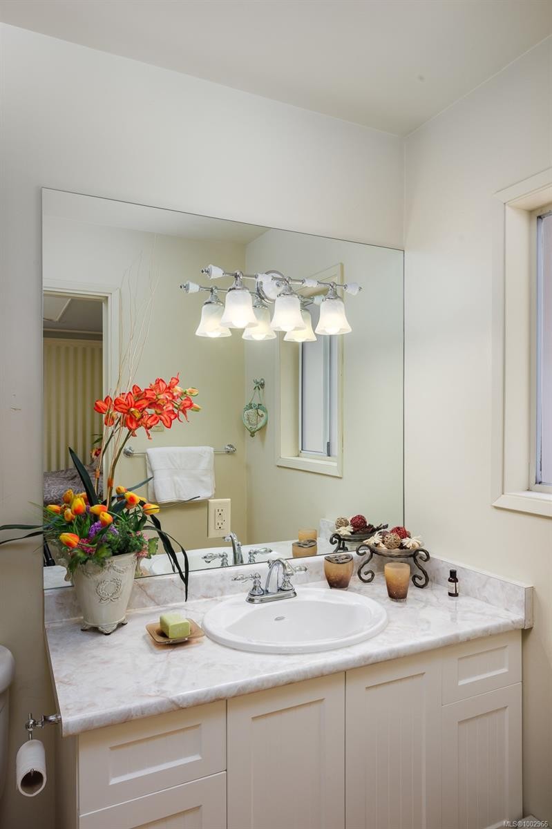 2495 Shannon Pl, Saanich, BC