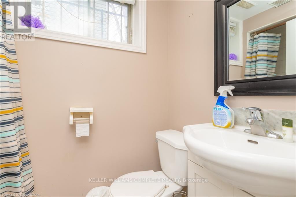 574 Upper Sherman Avenue, Hamilton, ON - Indoor Photo Showing Bathroom