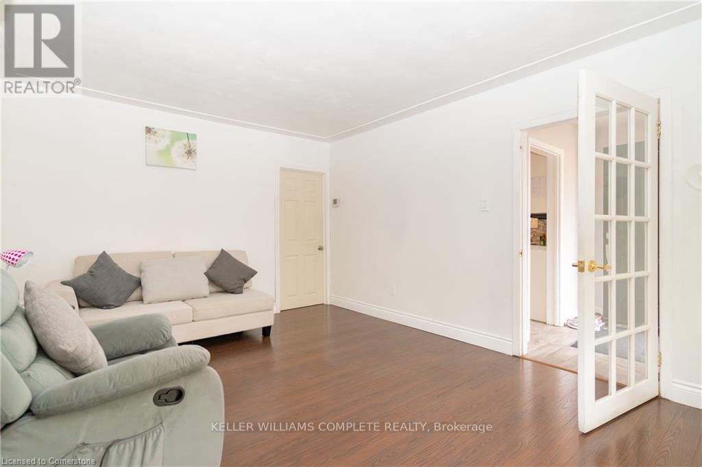 574 Upper Sherman Avenue, Hamilton, ON - Indoor Photo Showing Living Room