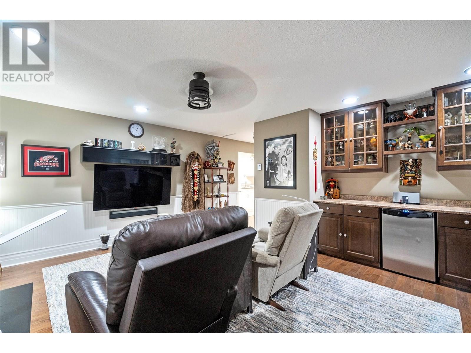 1047 Wharf Road, Scotch Creek, BC - Indoor Photo Showing Living Room