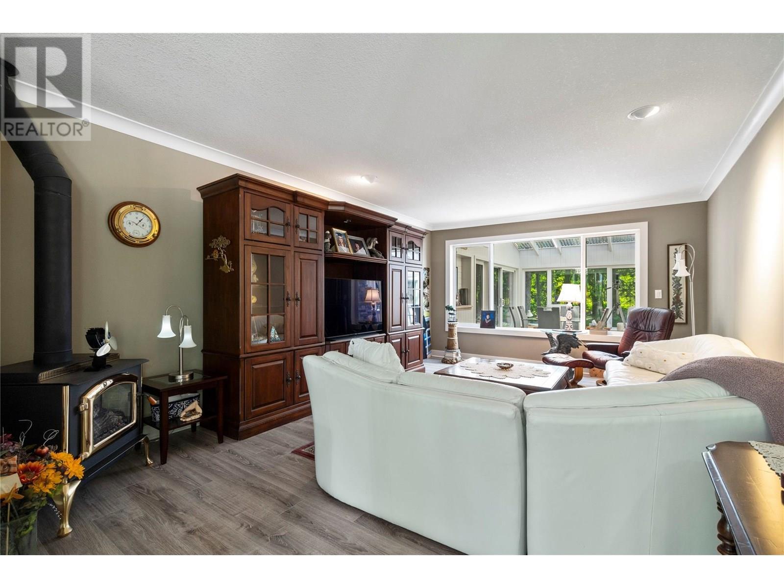 1047 Wharf Road, Scotch Creek, BC - Indoor Photo Showing Laundry Room