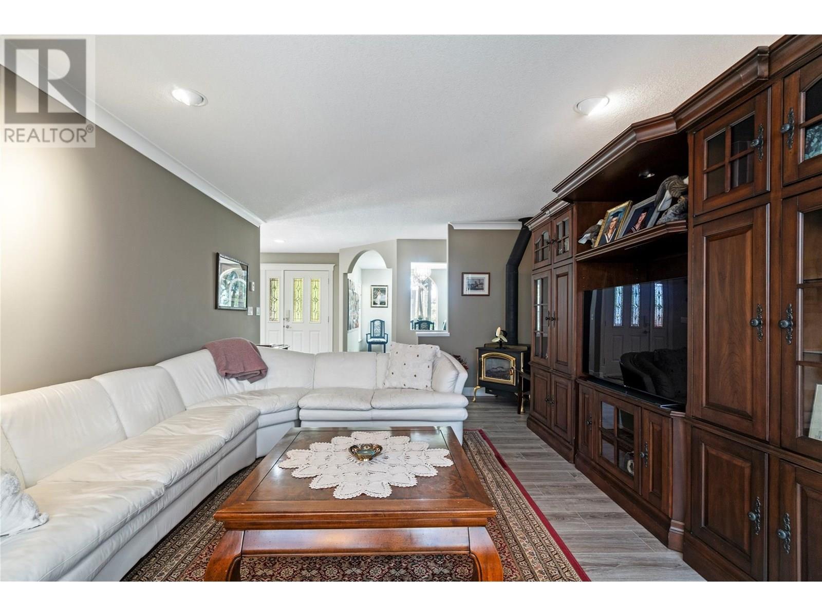 1047 Wharf Road, Scotch Creek, BC - Indoor Photo Showing Living Room
