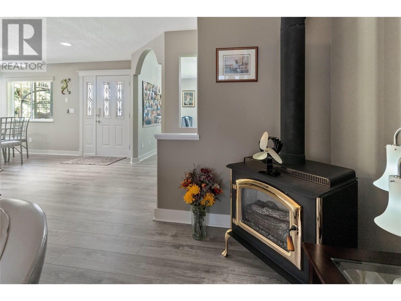 1047 Wharf Road, Scotch Creek, BC - Indoor With Fireplace